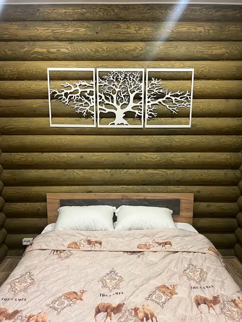 Спальня с двуспальной кроватью в домике