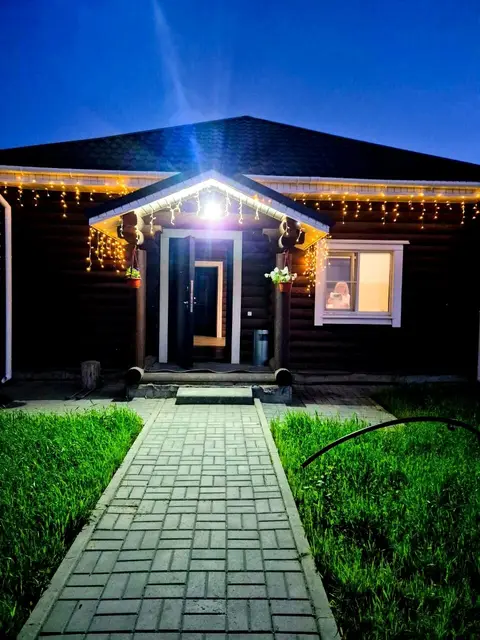 Домик «Морозко» вечером с гирляндами