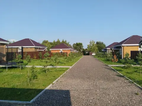 Территория комплекса «Морозко»: дорожки и домики