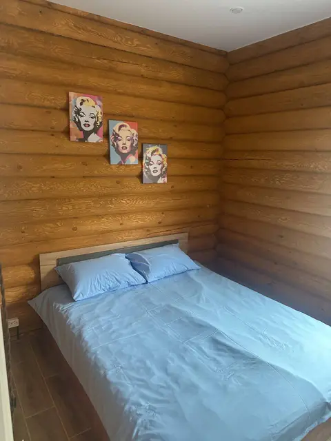 Спальня с двуспальной кроватью в домике